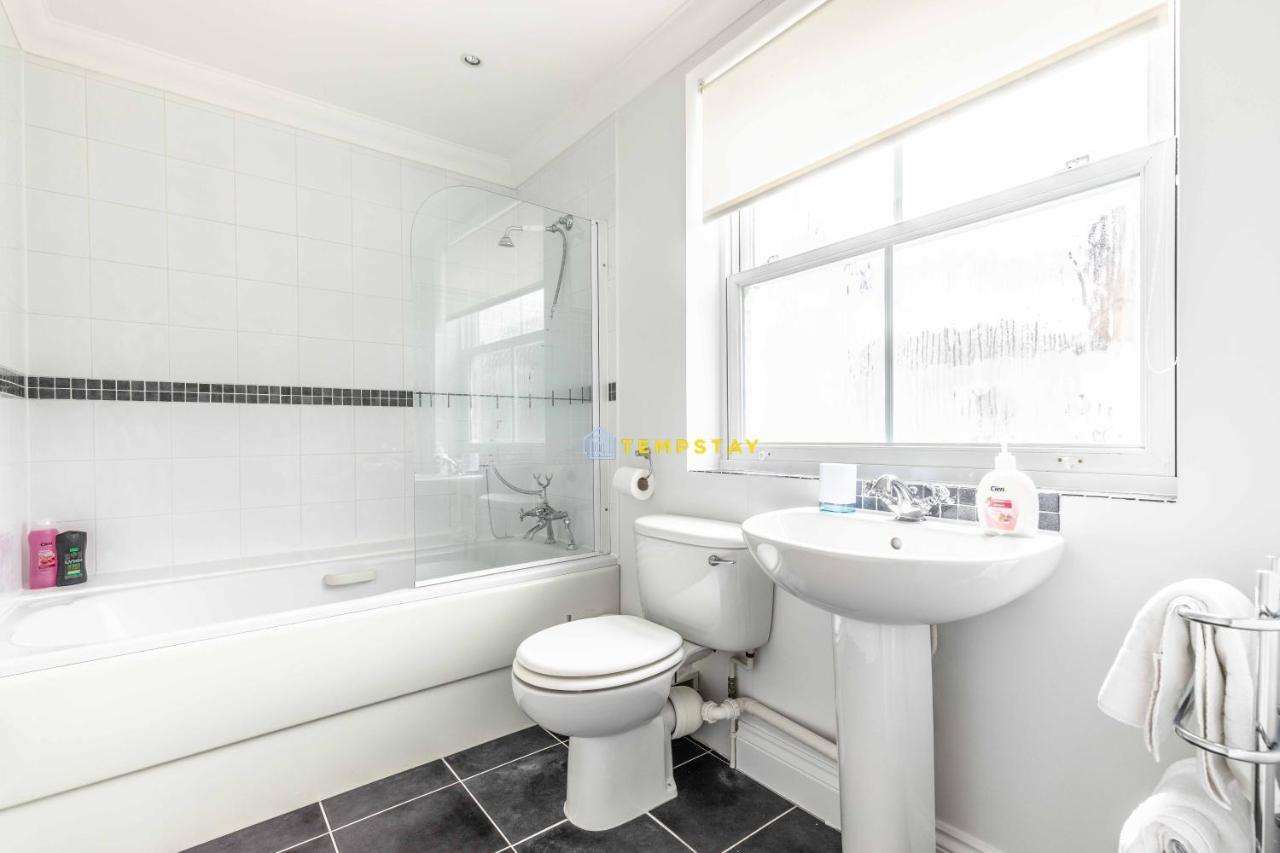 Perfect Spot In Central Windsor & Free Parking! Extérieur photo