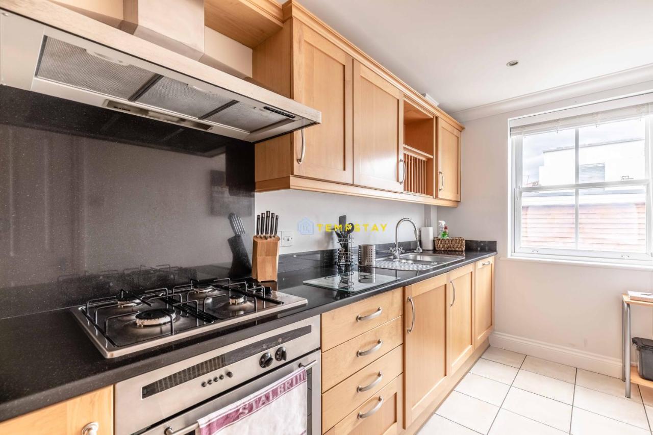 Perfect Spot In Central Windsor & Free Parking! Extérieur photo