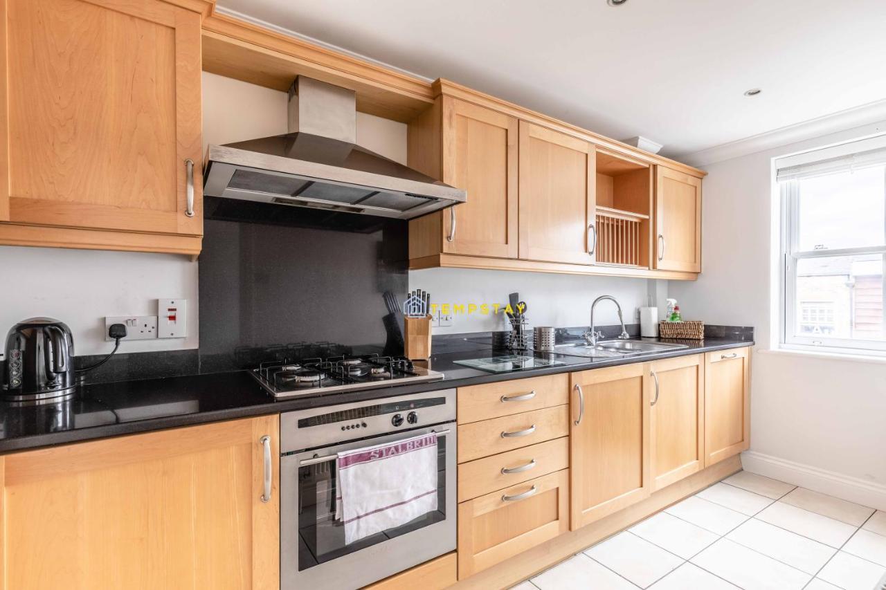 Perfect Spot In Central Windsor & Free Parking! Extérieur photo